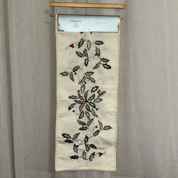 tinsel & fir Ivory Green Red Embroidered Christmas Winter Berry Table Runner - Picture 1 of 11